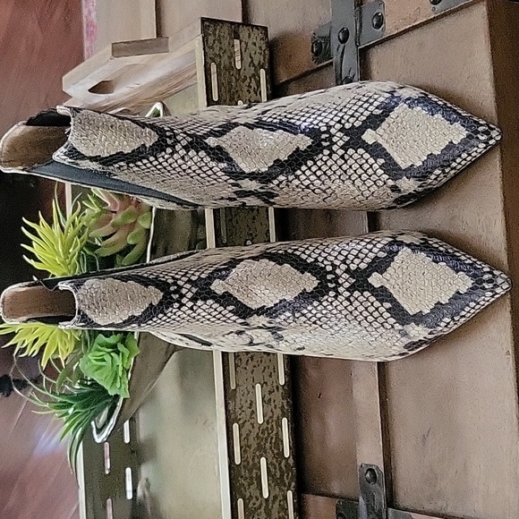Joie Shoes - Joie Women's Ivory Snake Goring Comfort Ralti Pointed Toe Kitten Heel Slip Sz 39
